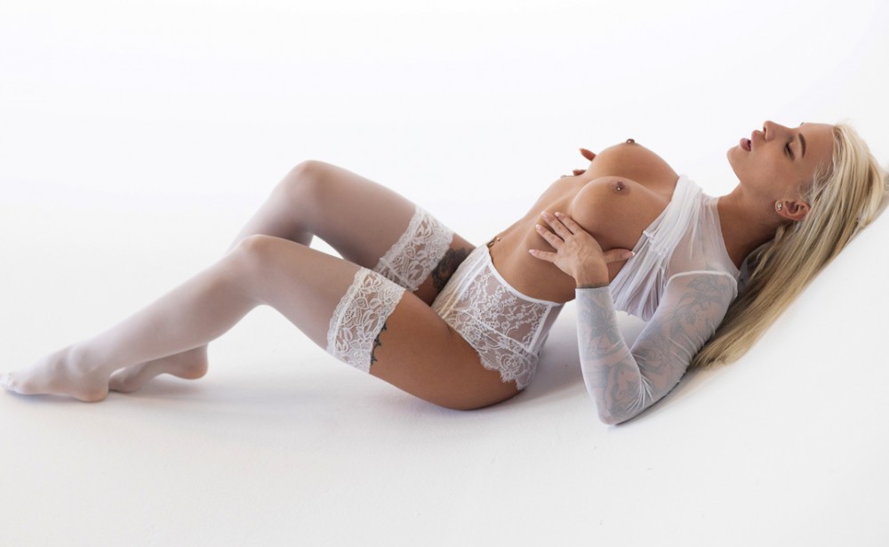 Hot & Heavy AbbyQ VR Striptease Sensation