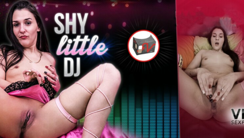 Alyssa Lauren in Shy DJ Solo VR Sensation