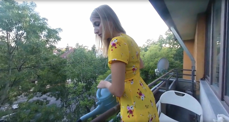 Aria Logan Awaits in Steamy Solo VR Scene - Image 1