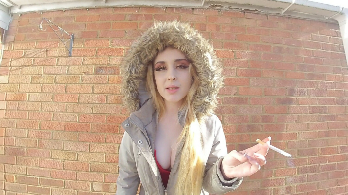 Ellie Louise Smoking Fetish in Stunning VR - Image 4
