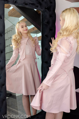 Khloe Kingsley: Wicked Glinda 8K VR - Image 1